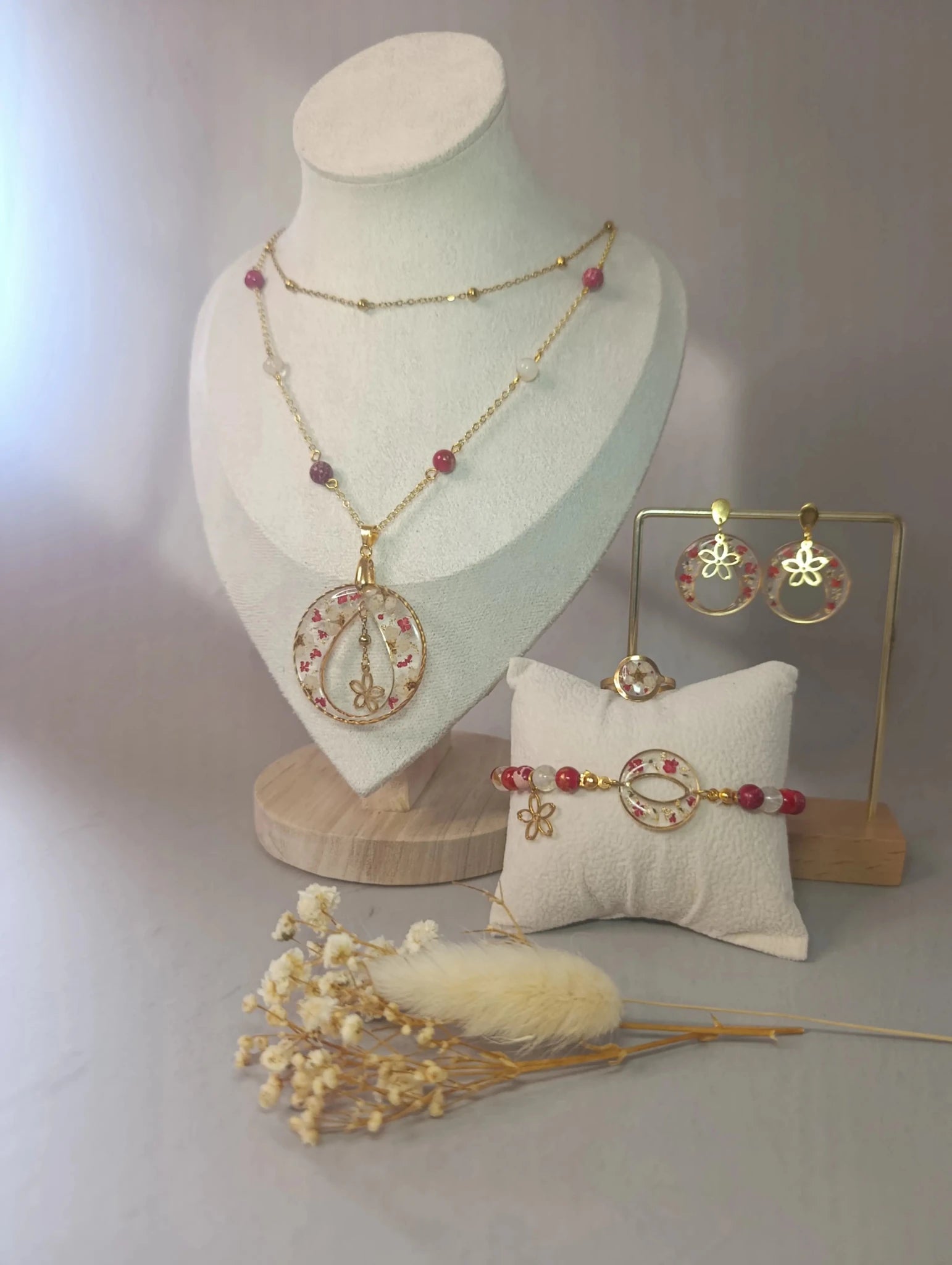 Parure rouge & dorée – Fleurs séchées & perles naturelles - A Fleur d'Or