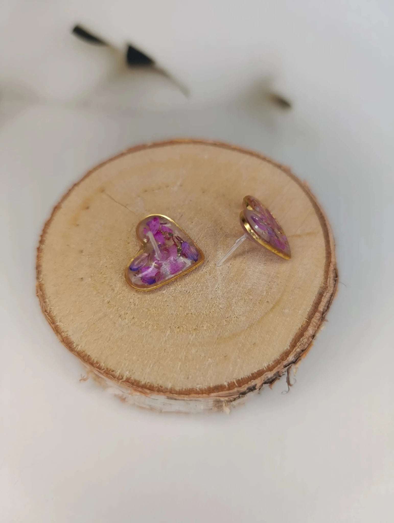 Puces d’oreilles cœur – Pétales violets & éclats dorés - A Fleur d'Or