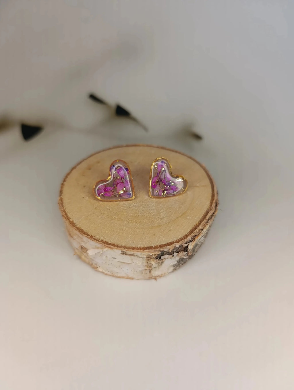 Puces d’oreilles cœur – Pétales violets & éclats dorés - A Fleur d'Or