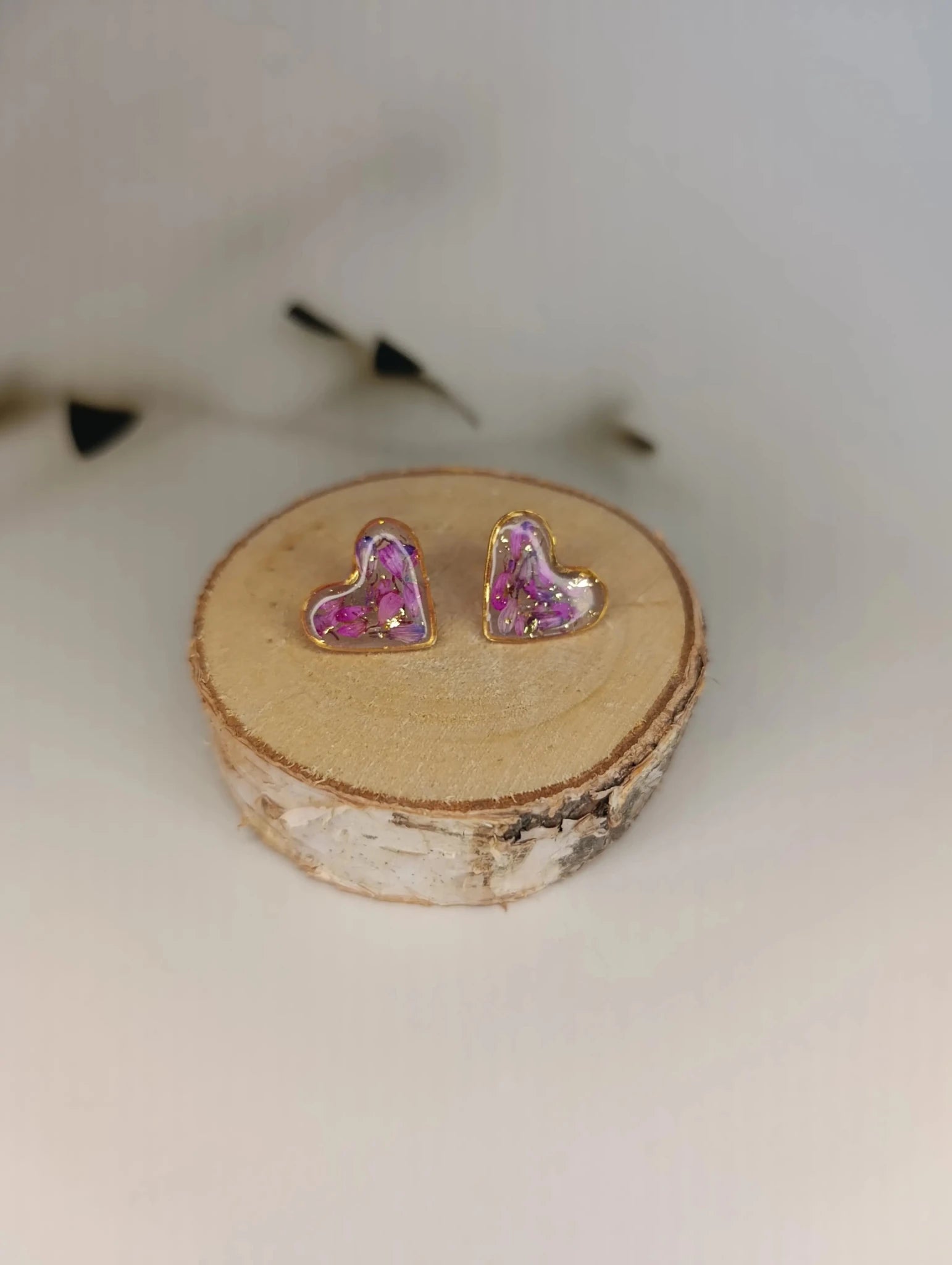 Puces d’oreilles cœur – Pétales violets & éclats dorés - A Fleur d'Or