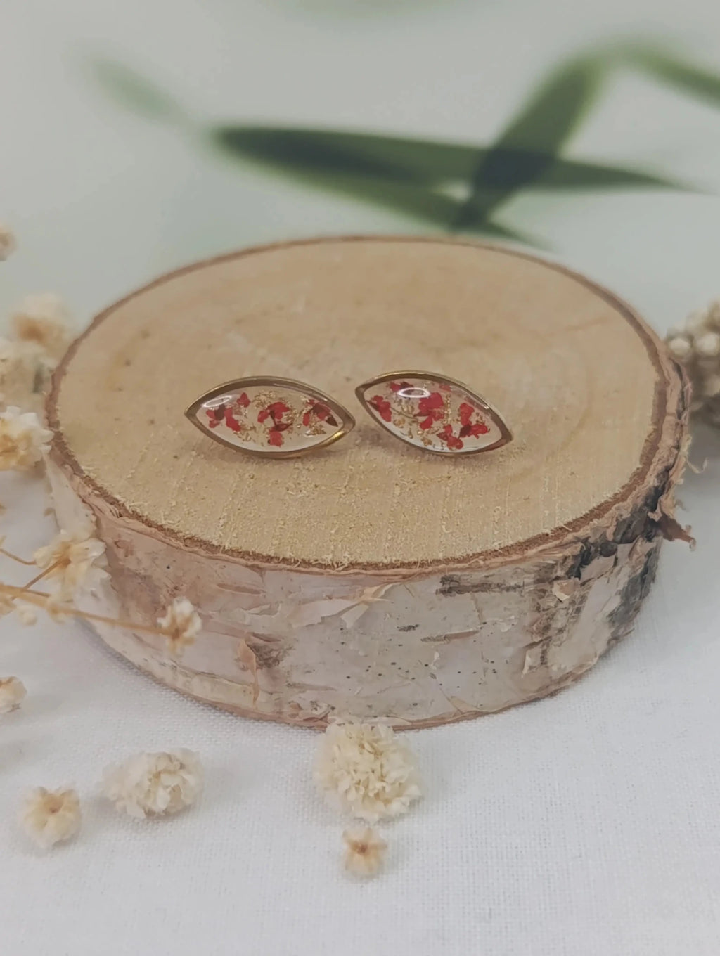 Puces d’oreilles en forme d’amande – Rouge floral & éclats dorés - A Fleur d'Or