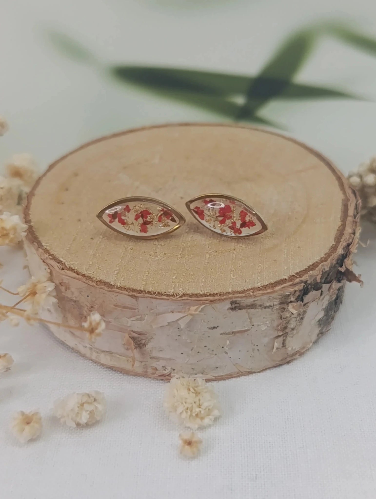 Puces d’oreilles en forme d’amande – Rouge floral & éclats dorés - A Fleur d'Or