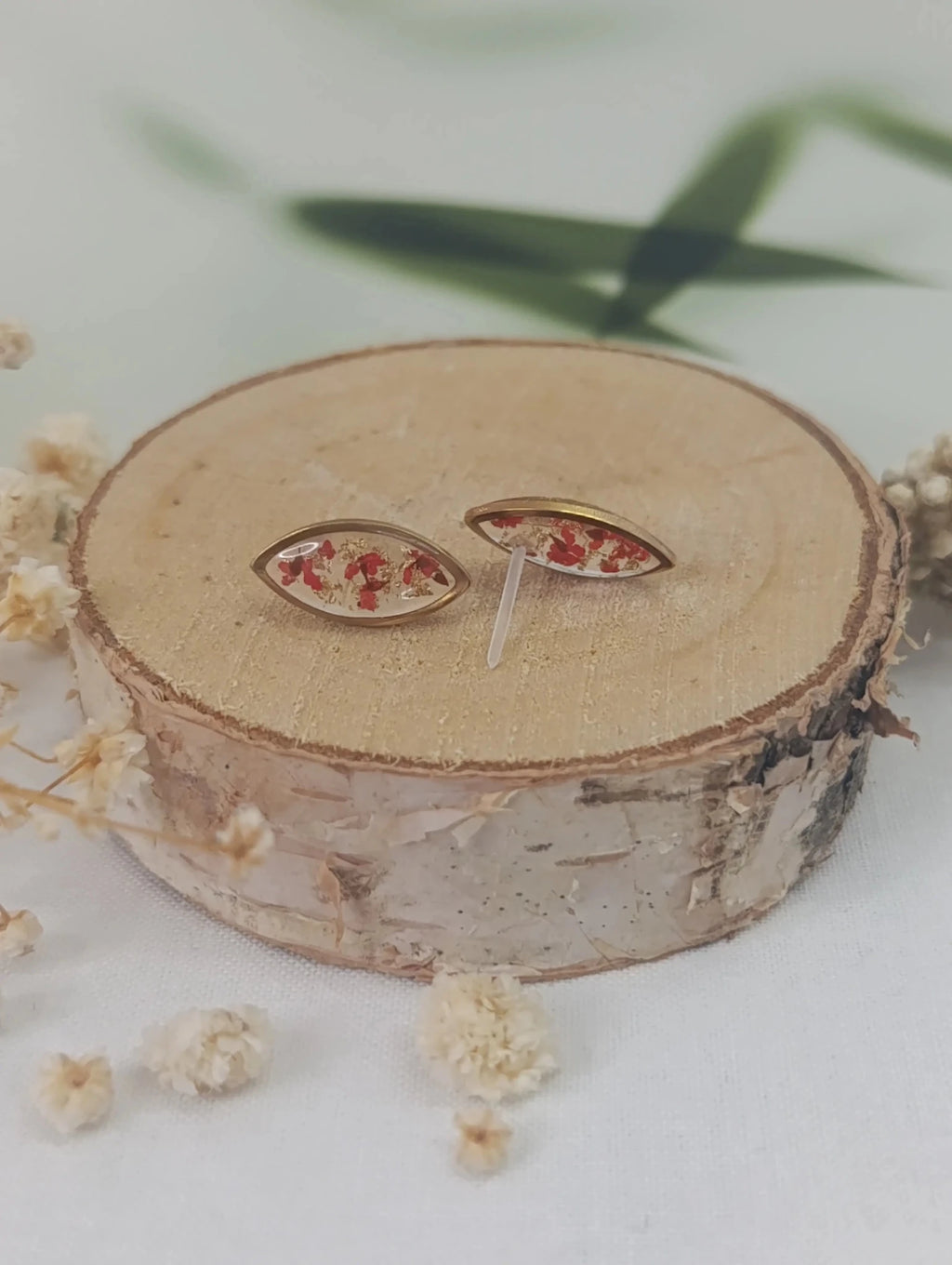 Puces d’oreilles en forme d’amande – Rouge floral & éclats dorés - A Fleur d'Or