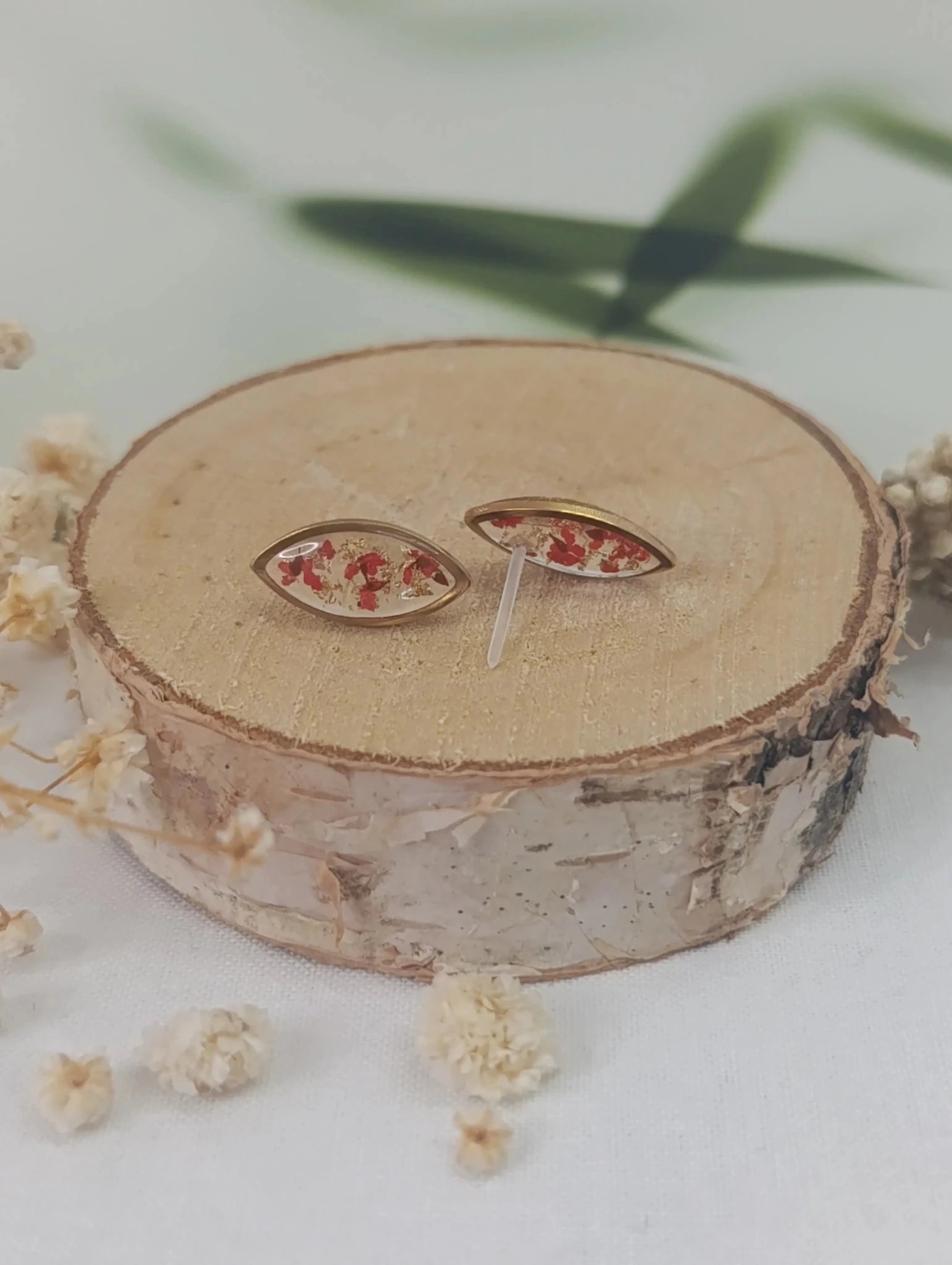 Puces d’oreilles en forme d’amande – Rouge floral & éclats dorés - A Fleur d'Or
