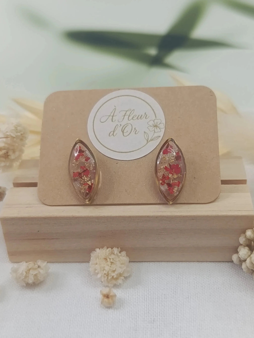 Puces d'oreilles amande résine fleurs séchées rouge éclats dorés fait main | À Fleur d'Or