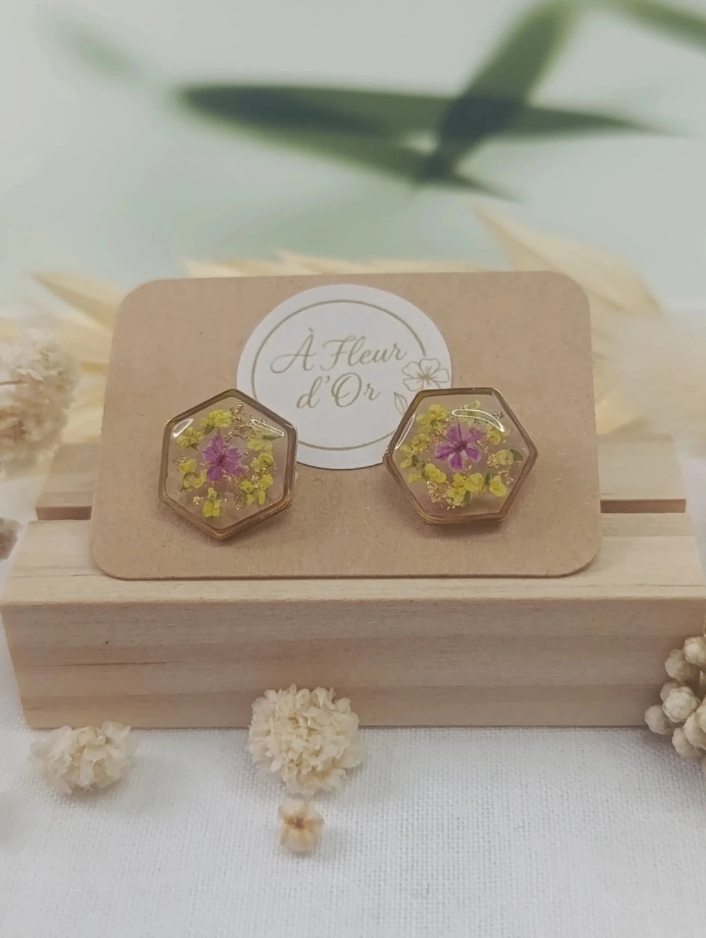 Puces d’oreilles hexagonales – Jaune printanier & fleur violette - A Fleur d'Or