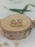 Puces d’oreilles hexagonales – Jaune printanier & fleur violette - A Fleur d'Or