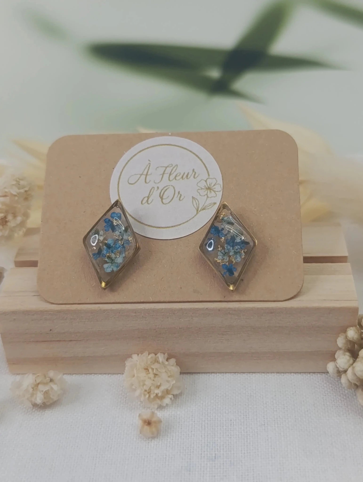 Puces d’oreilles losange – Fleurs sauvages bleues & éclats dorés - A Fleur d'Or