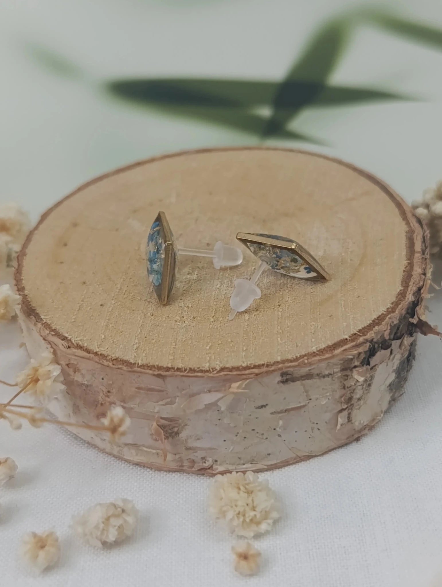 Puces d’oreilles losange – Fleurs sauvages bleues & éclats dorés - A Fleur d'Or