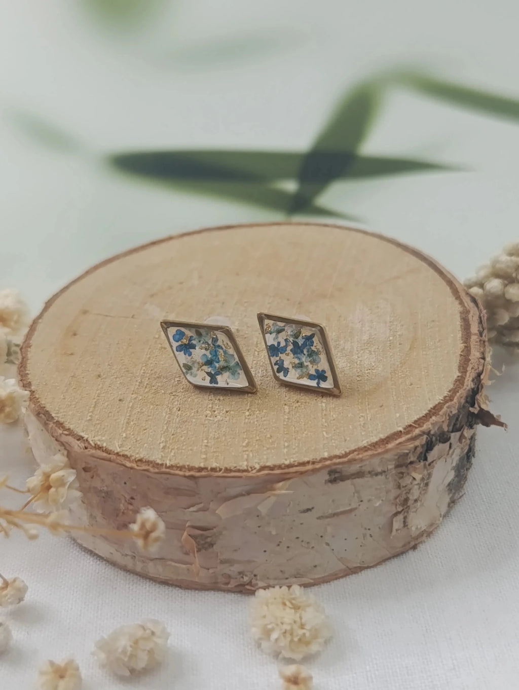 Puces d’oreilles losange – Fleurs sauvages bleues & éclats dorés - A Fleur d'Or
