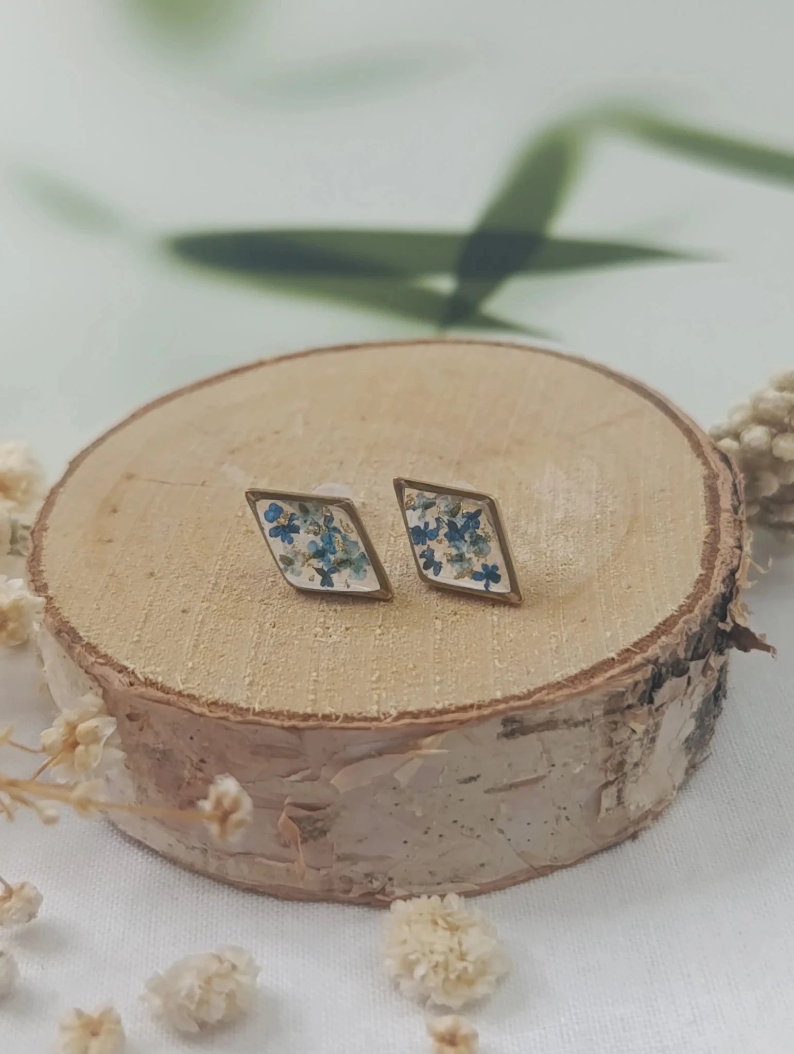 Puces d’oreilles losange – Fleurs sauvages bleues & éclats dorés - A Fleur d'Or