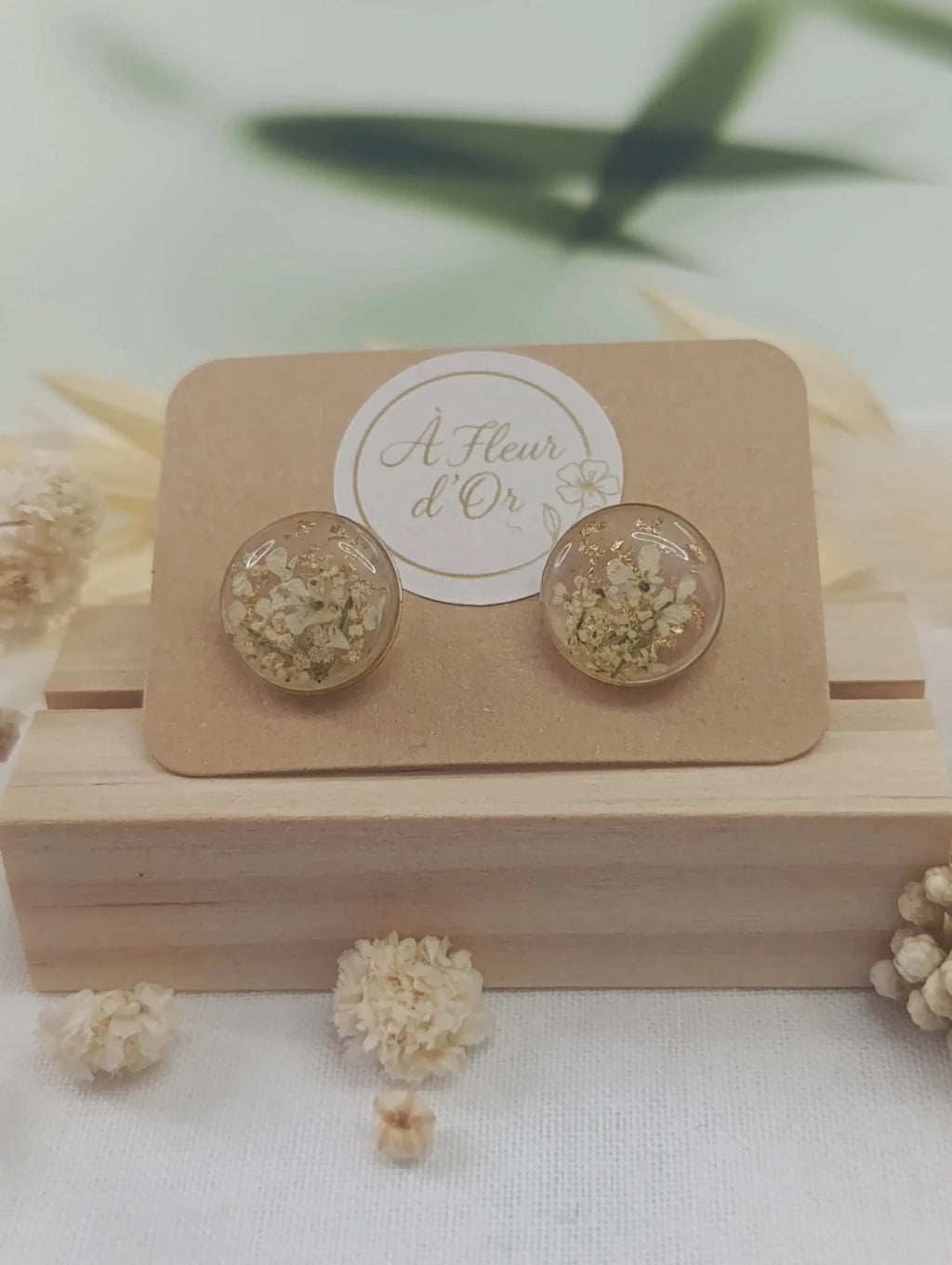 Puces d’oreilles rondes – Fleurs blanches & éclats dorés - A Fleur d'Or