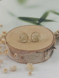 Puces d’oreilles rondes – Fleurs blanches & éclats dorés - A Fleur d'Or