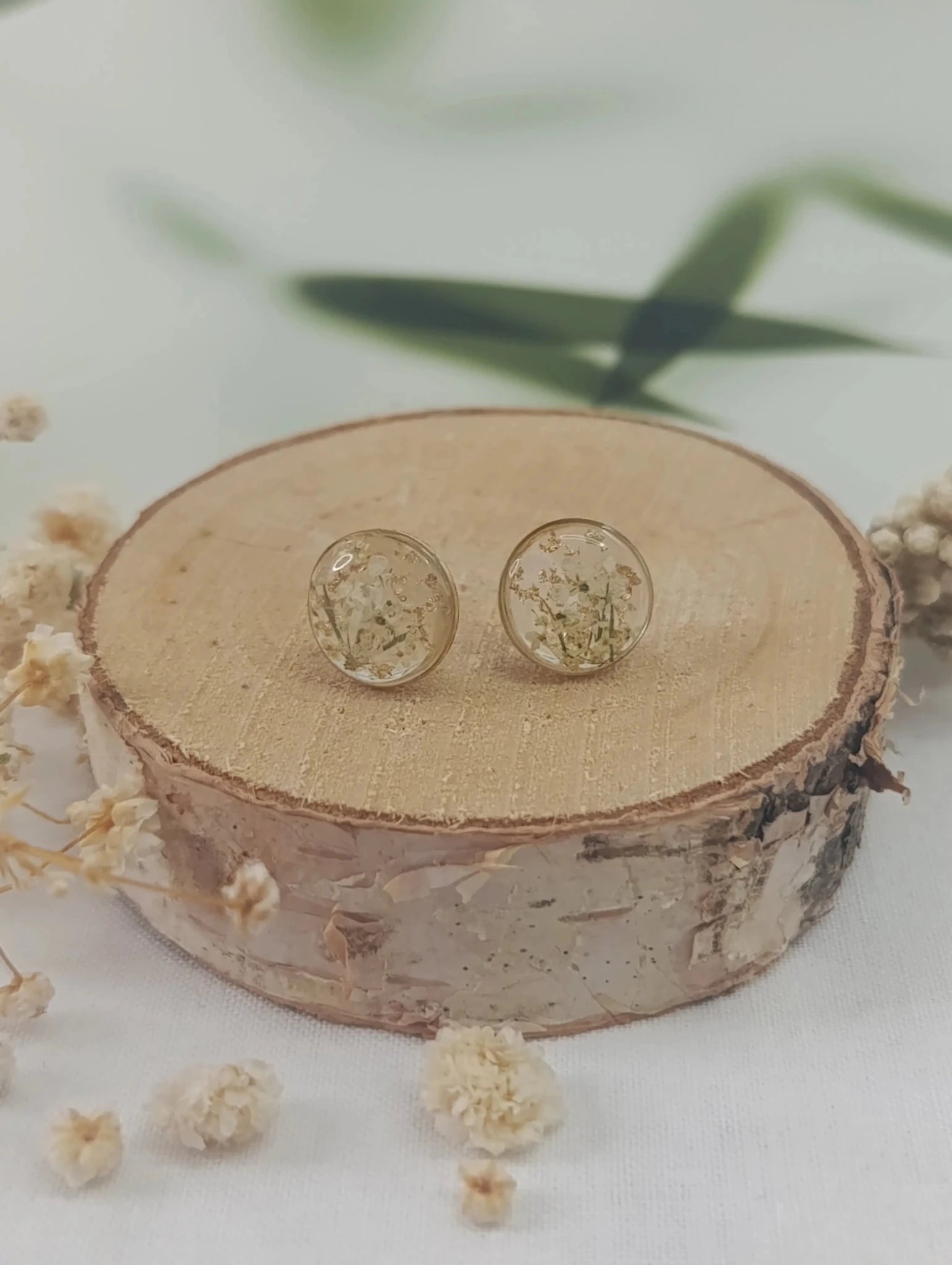 Puces d’oreilles rondes – Fleurs blanches & éclats dorés - A Fleur d'Or