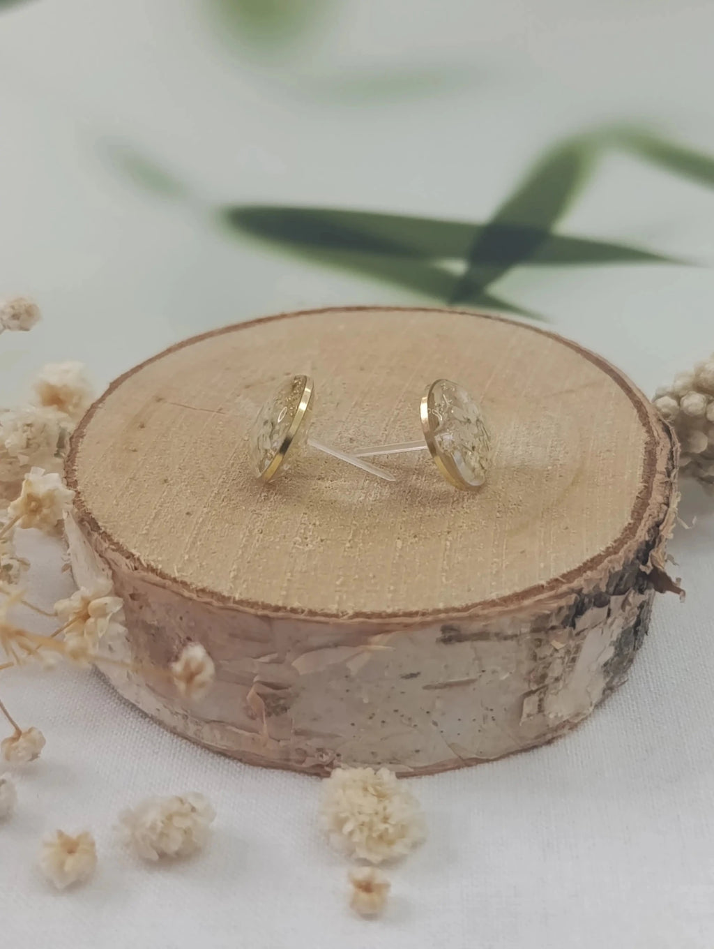 Puces d’oreilles rondes – Fleurs blanches & éclats dorés - A Fleur d'Or