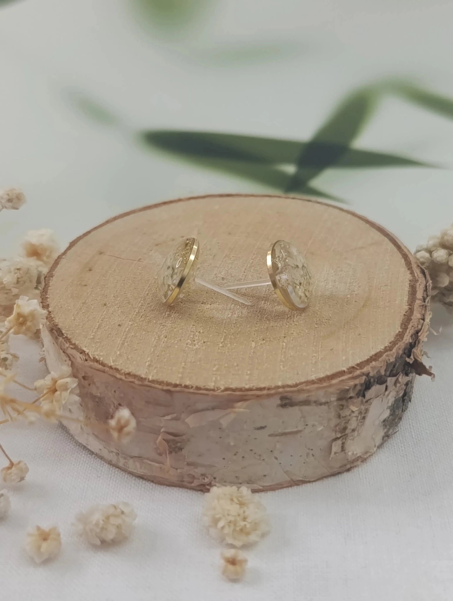 Puces d’oreilles rondes – Fleurs blanches & éclats dorés - A Fleur d'Or